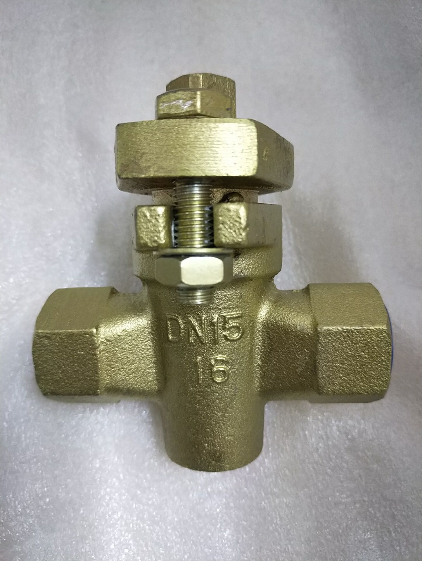 旋塞再转动90度到阀门全开过程能减少与阀体密封面的摩擦力；关闭阀门时使旋塞转动90度至关闭位置后再下降与阀体密封面接触达到密封