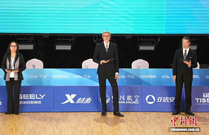 成都世运会体育舞蹈裁判辛金斯凭从容气质火出