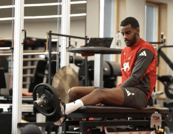 伊萨克伤愈回归利物浦锋线危机有望缓解