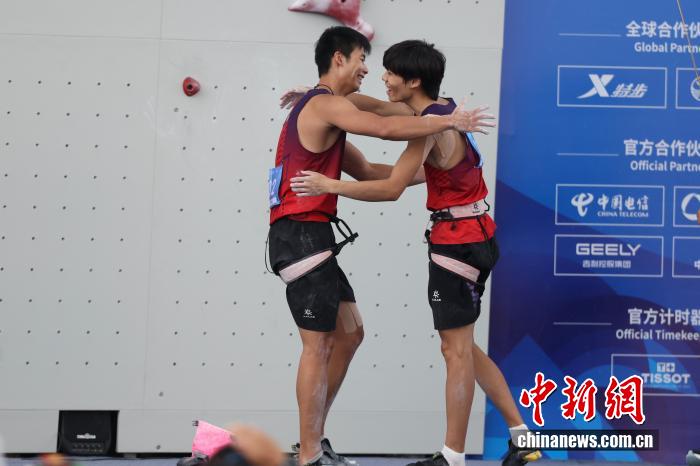 成都世运会攀岩男子速接力赛中国队10秒26夺冠击
