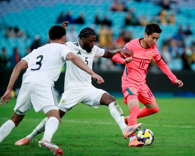 中国男足2-0完胜世界杯参赛队库拉索 邵佳一执教