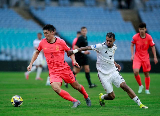 中国男足2-0完胜世界杯参赛队库拉索 邵佳一执教