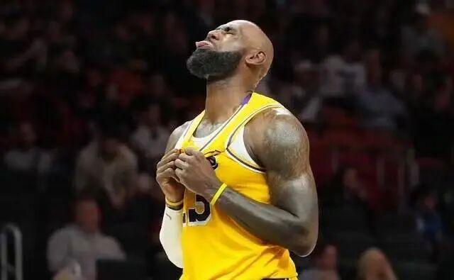 詹姆斯或降薪留湖人助三巨头争冠